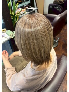 スリーピース(3piece) ツヤ髪白髪ぼかしハイライト/大人ウルフカット