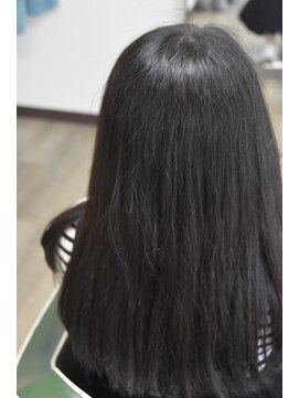 パーマ屋カラフル 強い癖を根元しっかり伸ばし毛先温存