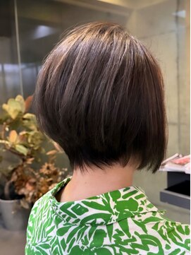 ミムデオム(MIMU de HOMME) 前下がりショート×ハイライト