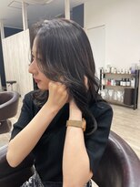カミエ(kamie) セミロングのグレージュ × 透け感カラーで大人っぽく