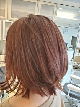 フェイバリット ビューティ ヨシミ(Favorite Beauty YOSHIMI) ベリーピンク＋ハイライトのボブスタイル