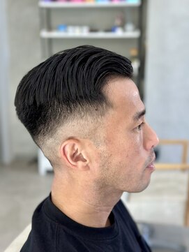 レヴィア(REVIA) メンズフェードスタイル短髪刈り上げツーブロックメンズカット