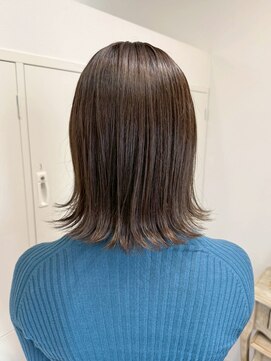 ロッカ(ROCCA) エアリー質感の外ハネミディ