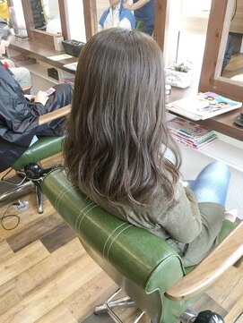 ヘアデザインメリー(hair design Merry) 夏を先取り！赤味のないカーキアッシュ☆