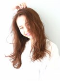 簡単スタイリングの無造作ウェーブのロングヘアー