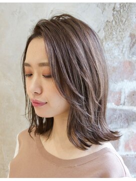 アフロート ルヴア(AFLOAT RUVUA) 丸顔さんにおすすめ！流れるかきあげバングと外はねミディ