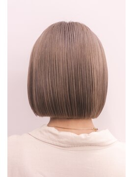 シカ(sica) こっくりとしたミニボブにミルクティーベージュ