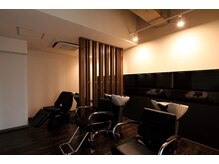 シャンプーブースは落ち着いた雰囲気でリラックスしてください。