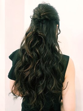 ワンイレブン 新橋銀座口(ONE_ELEVEN) ロングハーフアップ