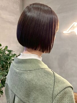 ハレ(hale) ミニボブ 艶髪 切りっぱなしボブ グレージュカラー 透明感カラー