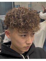 イーラ アメ村店(era)&nbsp;スペインカール　ツイストスパイラル眉カットメンズパーマ