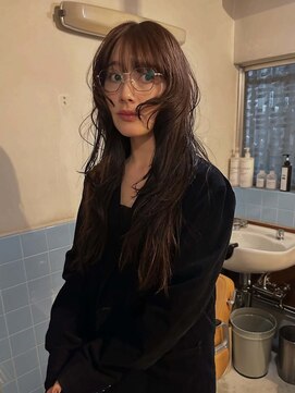 ロングレイヤースタイル × シアーベージュ × 冬ヘアカラー