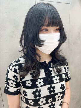 ヴェイン 渋谷(vain) ミディアムレイヤー 暗め ブルーアッシュ ぱっつん前髪