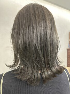 インビテーション(invitation) オリーブグレージュ◎外ハネミディ