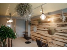 クオン(kuon)の雰囲気（ウッドテイストにドライフラワーや植物が溢れる優しい店内♪）