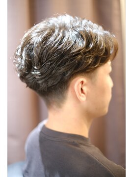 アモ(Amo) 【新富町】メンズビジネスツーブロックニュアンスパーマスタイル