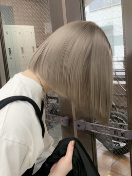 オニキス 原宿(ONYX) a74ハイトーンヘアブロンドヘアグレージュボブブリーチカラー