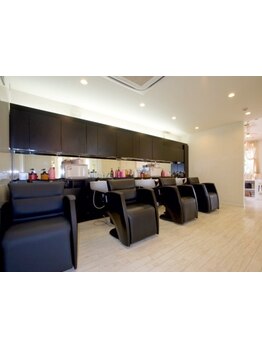 癖や髪質に合わせたパーマで毎日のセットも楽チン♪高いセンスと技術をお手頃プライスで◎