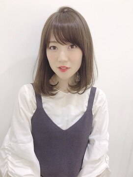 イマ(ima) 小顔ミディアムワンカールグレージュ