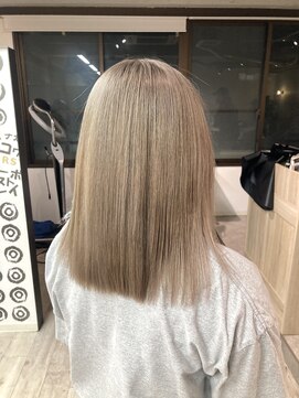 コワファーストナガサキシャンプーボーイ(COIFF1RST NAGASAKI SHAMPOO BOY) ブリーチ2回 ホワイトベージュ