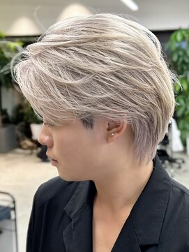 アンバー(UMBER) モテツーブロックセンターパートハイトーンカラーマッシュウルフ