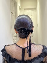 お呼ばれヘアに◎タイトシニヨン