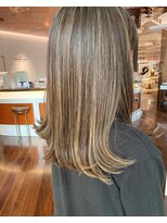 プラスシー(+C)&nbsp;ワンカラーから地毛ハイライトへ/プリンみたいにならないカラー