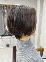 リアン(Lien) 白髪ぼかしハイライト＋くびれショートの立体感カット大人クール