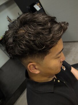 イントロバイフィーネ 渋谷(INTRO . by Fi-Ne) ミドルスキンフェードウェーブアップ