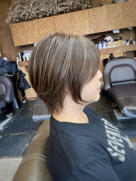 コモレビ(komorebi) 【山本智文】ショートカットウルフ脱白髪染めハイライト