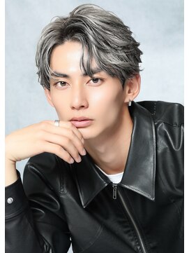 ホワイトシルバーアッシュバレイヤージュツーブロセンターパート