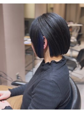 ロンド(Le rond) 似合わせカットダークアッシュ黒ベースにブルーのインナーカラー