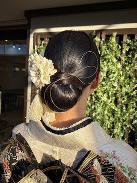 エラ(ELLA) 上品低めシニヨン × 振袖成人式スタイル【ヘアセット/着付け】