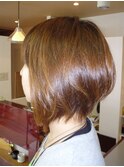ツヤ感のある印象的なボブスタイル