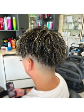 ノーブル ツイストスパイラルパーマ金メッシュ