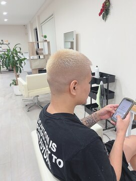 テジナ(tejina) ブロンド×フェードカット