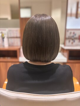 デフィ アオヤマ(defi AOYAMA) 同世代のイママツ提案。艶と潤いで魅せる大人の上品ショートボブ