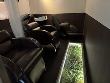 クリーム(CREAM)の雰囲気(リラックス効果の高い暗めの照明を利用した半個室シャンプー台☆)