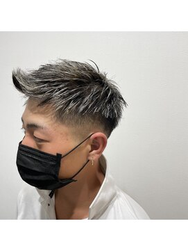 カフネ(KAHUNE) 短髪フェード、ホワイトメッシュ