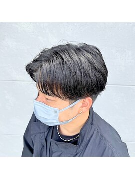 ヘアステージアミカル ショートセンターパート／ツーブロックマッシュ