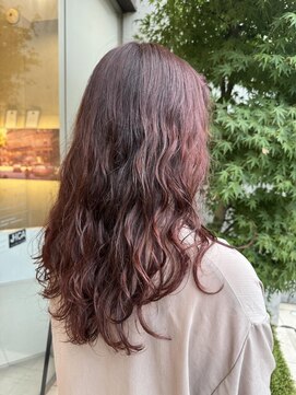 エム インターナショナル 春日部本店(EMU international) 深みレッドのクリッとカールヘア
