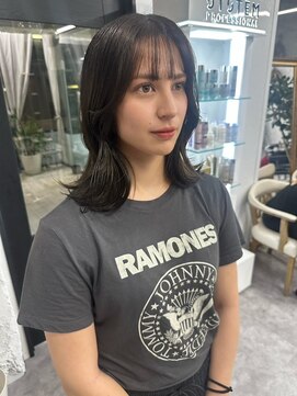 リア(riah) ミディアムレイヤー/透明感シアーブラウン/くびれ/外国人風