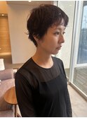 パーマを生かしたショートスタイル