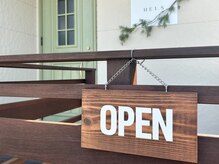 ヘイズ つくばみらい市みらい平(HEI.S)の雰囲気(入り口や店内の所々にグリーンを配置し、癒やしを演出。)