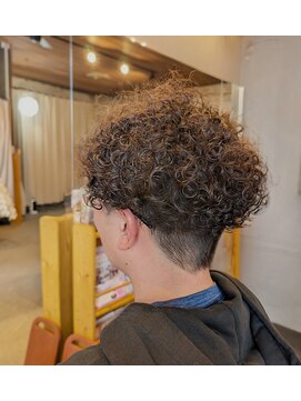 ジャドール ツーブロック刈り上げとスパイラルパーマ