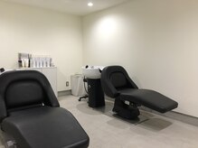 ■半個室のシャンプーブース■まるでエステ感覚のフルフラット型のシャンプー台で癒しタイム...