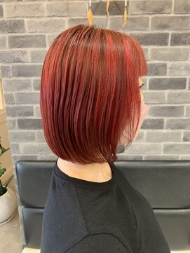 アッシュ 淵野辺店(Ash) 鮮やかレッドで際立つカラー