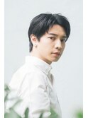 短髪×黒髪でスーツスタイルが決まる爽やかビジネスマン