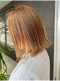 切りっぱなしボブ ブリーチ ハイトーン ブロンドカラー 艶感
