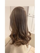 サリュー バイ イザ(Salut by IZA) ベージュカラー似合わせカットセミロング韓国風巻き